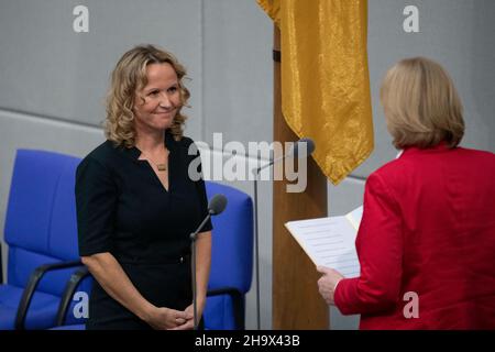 Berlin, Deutschland. 08th Dez 2021. Steffi LEMKE (Buendnis 90/die Grünen, Bundnis 90/die Grunen), Bundesumweltministerin, Plenarsitzung 5th des Deutschen Bundestages mit der Wahl und Vereidigung von Bundeskanzlerin und Bundesministern, Deutscher Bundestag am 8th. Dezember in Berlin. 2021 Credit: dpa/Alamy Live News Stockfoto