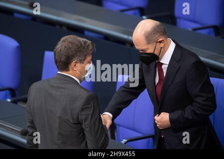Berlin, Deutschland. 08th Dez 2021. Olaf SCHOLZ (SPD), Bundeskanzler, erhält nach seinem Amtseid, Vereidigung, Eid-Formel, die Glückwünsche von Robert HABECK, (Buendnis 90/die Grünen, Bundnis 90/die Grunen), Bundesminister für Wirtschaft und Klimaschutz, Vizekanzler, 5th Plenarsitzung des Deutschen Bundestages mit Wahl und Vereidigung von Bundeskanzlerin und Bundesministern, Deutscher Bundestag am 8th. Dezember 2021 in Berlin Quelle: dpa/Alamy Live News Stockfoto