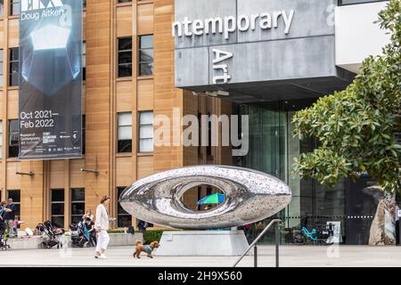 Museum für zeitgenössische Kunst am Circular Quay, Sydney mit Doug Aitken New Era Ausstellung, People Outside, Sydney, Australien Stockfoto