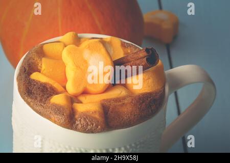 Herbstgetränk. Heißer Kürbis-Smoothie mit Schokolade und Marschmalchen Stockfoto