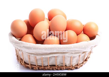 Hühnereier im Korb isoliert auf weißem Hintergrund Stockfoto