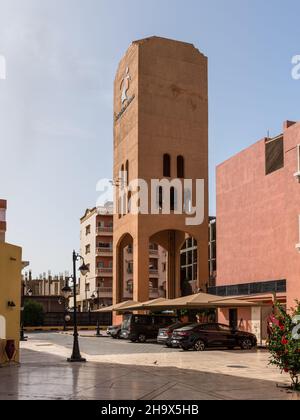 Hurghada, Ägypten - 31. Mai 2021: Straßenansicht des New Marina Boulevards in Hurghada mit einem hohen Turm und geparkten Autos, beliebte Strandresort Stadt entlang Red Stockfoto