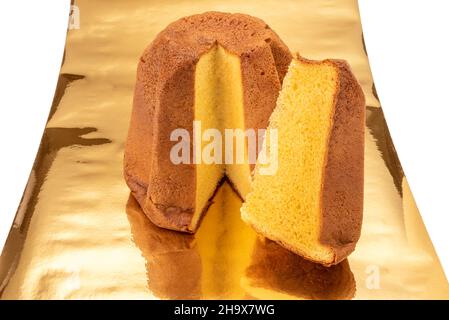 Pandoro-Schnitt mit Scheibe auf goldenem Hintergrund, traditioneller italienischer Weihnachtskuchen aus Verona Stockfoto