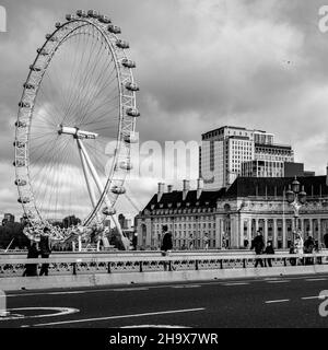 Central London UK November 21 2021, London Eye oder Millennium Wheel von der Westminster Bridge aus gesehen Stockfoto