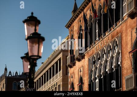 Venedig, Italien - 28. Oktober 2021: Fassade des berühmten Hotels Danieli in Venedig (Italien), sonniger Tag im Winter, Lampenpfosten Stockfoto