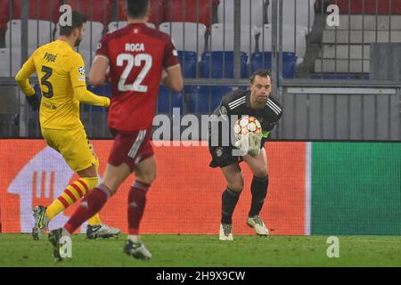 München, Deutschland. 08th Dez 2021. Manuel NEUER (Torwart FC Bayern München) fängt den Ball, Action. Soccer Champions League Group E/FC Bayern München - FC Barcelona 3-0 am 8th. Dezember 2021, ALLIANZAREN A. Quelle: dpa/Alamy Live News Stockfoto