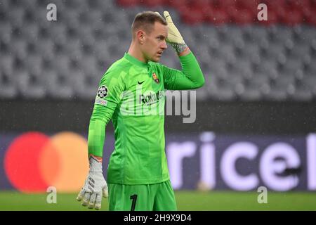 Marc Andre Ter STEGEN, goalwart (FC Barcelona), Geste, skeptisch, Aktion, Einzelbild, abgeschnitten Einzelmotiv, Halbfigur, Halbfigur. Fußball Champions League Gruppe E/FC Bayern München - FC Barcelona 3-0 am 8th. Dezember 2021, ALLIANZAREN A. Stockfoto