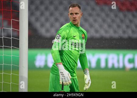 Marc Andre Ter STEGEN, goalwart (FC Barcelona), Aktion, Einzelbild, getrimmt Einzelmotiv, Halbe Figur, halbe Figur. Fußball Champions League Gruppe E/FC Bayern München - FC Barcelona 3-0 am 8th. Dezember 2021, ALLIANZAREN A. Stockfoto