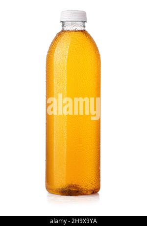 Wasserflasche aus Kunststoff mit isolierten Tropfen auf weißem Hintergrund Stockfoto