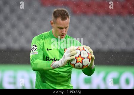 Marc Andre Ter STEGEN, goalwart (FC Barcelona) mit Ball, Action, Einzelbild, getrimmt Einzelmotiv, Halbfigur, Halbfigur. Fußball Champions League Gruppe E/FC Bayern München - FC Barcelona 3-0 am 8th. Dezember 2021, ALLIANZAREN A. Stockfoto