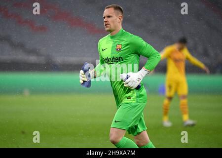 Marc Andre Ter STEGEN, goalwart (FC Barcelona), Aktion, Einzelbild, getrimmt Einzelmotiv, Halbe Figur, halbe Figur. Fußball Champions League Gruppe E/FC Bayern München - FC Barcelona 3-0 am 8th. Dezember 2021, ALLIANZAREN A. Stockfoto