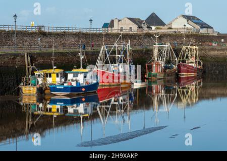 Bunte Fischerboote im Hafen von Maryport, einer hübschen Küstenstadt in Cumbria, England, Großbritannien Stockfoto