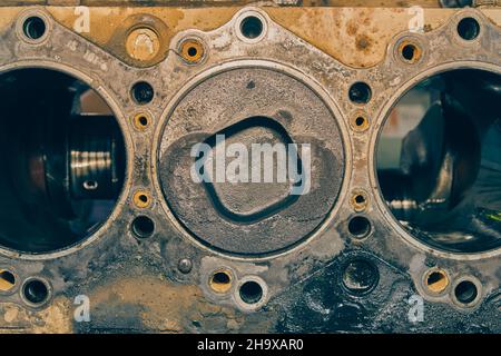 Zylinder mit Mittelrahmen im Zylinderblock des LKW-Motors im Vintage-Ton Stockfoto