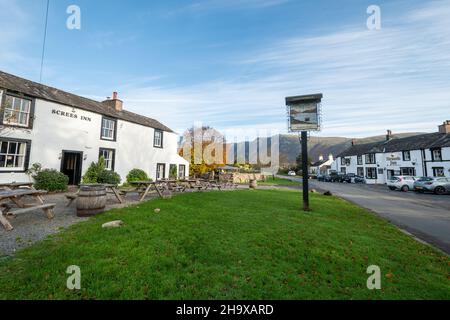 The Screes Inn in Nether Wasdale, Seascale, Cumbria. Ein Pub und Hotel im Lake District National Park, im November oder Herbst, Großbritannien Stockfoto