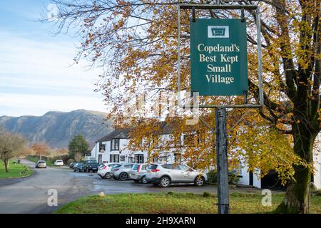 The Strands Inn & Micro Brewery in Nether Wasdale, einem Dorf in der Nähe von Wastwater im Lake District National Park, Cumbria, Großbritannien, im November oder Herbst Stockfoto