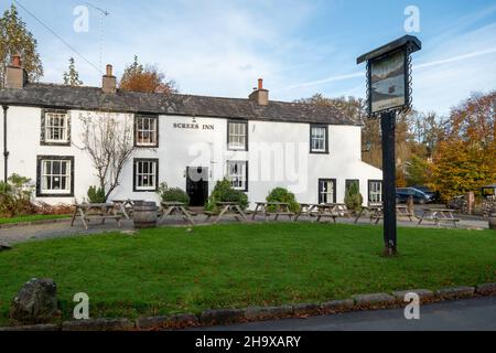 The Screes Inn in Nether Wasdale, Seascale, Cumbria. Ein Pub und Hotel im Lake District National Park, im November oder Herbst, Großbritannien Stockfoto