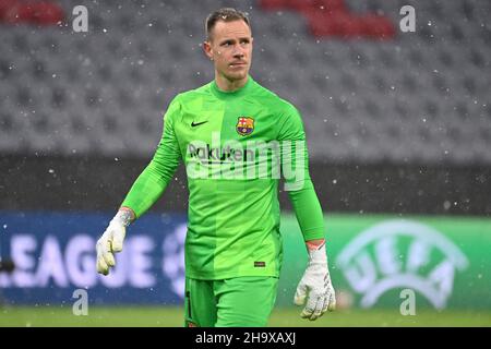 Marc Andre Ter STEGEN, goalwart (FC Barcelona), Aktion, Einzelbild, getrimmt Einzelmotiv, Halbe Figur, halbe Figur. Fußball Champions League Gruppe E/FC Bayern München - FC Barcelona 3-0 am 8th. Dezember 2021, ALLIANZAREN A. Stockfoto