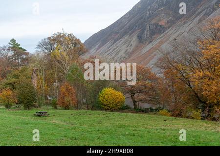 Blick auf die Herbstfarben am Wastwater See (Wast Water) im Lake District von Cumbria, England, Großbritannien, im November mit Geröllhang Stockfoto