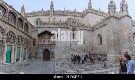 Granada Spanien - 09 14 2021: Blick auf die Fassade der Königlichen Kapelle von Granada, integriert in den Komplex der benachbarten Kathedrale von Granada, touris Stockfoto