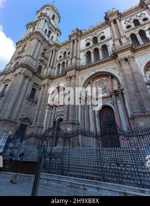 Malaga Spanien - 09 15 2021: Blick an der Vorderfassade auf die Kathedrale von Málaga oder die Kathedrale Santa Iglesia Basílica de la Encarnación und den Obispo-Platz wi Stockfoto