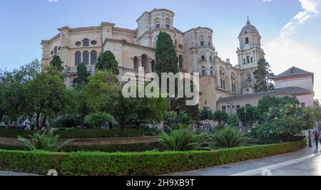 Malaga Spanien - 09 15 2021: Blick auf die Seitenfassade der Kathedrale von Málaga oder der Kathedrale Santa Iglesia Basílica de la Encarnación, einem ikonischen Nationalant Stockfoto