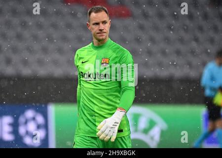 Marc Andre Ter STEGEN, goalwart (FC Barcelona), Aktion, Einzelbild, getrimmt Einzelmotiv, Halbe Figur, halbe Figur. Fußball Champions League Gruppe E/FC Bayern München - FC Barcelona 3-0 am 8th. Dezember 2021, ALLIANZAREN A. Stockfoto