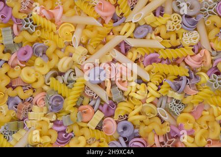 Verschiedene Arten, Farben und Formen von Pasta und Nudeln für den gesamten Hintergrund Nahaufnahme Stockfoto