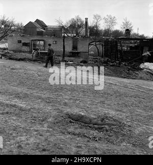 Rzepin, 1969-11-04. Bracia Czes³aw i Józef Zakrzewscy, w nocy z 2 na 3 listopada 1969 roku, wtargnêli do domu swoich s¹siadów, piêcioosobowej rodziny Lipów. Torturowali ich w celu uzyskania informacji o ukrytych kosztownoœciach, po czym zamordowali, a dom podpalili. Skazani na karê œmierci w 1971 roku, wyroki zosta³y wykonane. NZ. Pogorzelisko na miejscu zbrodni. mb PAP/W³odzimierz Wawrzynkiewicz Rzepin, 4. November 1969. Die Brüder Czeslaw und Jozef Zakrzewski töteten ihre fünf Nachbarn, die Lip-Familie. Sie folterten sie, um Informationen über verborgene Wertsachen zu erhalten, und töteten sie dann Stockfoto