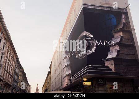 Mailand, Italien - 18 2021. November: Die Wheel of Time-Serie Plakatwand öffentliche Ausstellung. Tagesansicht eines digitalen Eckbretts mit einer Anzeige der Amazon Prime Video-Serie mit Titel in italienischer Sprache. Stockfoto