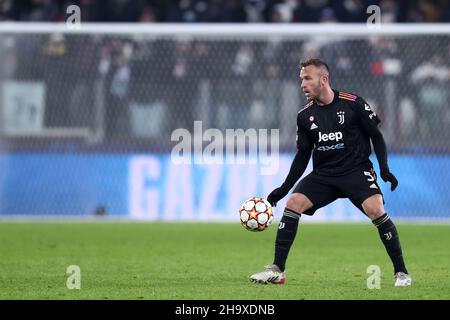 Turin, Italien. 08th Dez 2021. Arthur von Juventus FC kontrolliert den Ball beim UEFA Champions League-Spiel der Gruppe H zwischen Juventus FC und Malmo FF am 8. Dezember 2021 in Turin, Italien. Quelle: Marco Canoniero/Alamy Live News Stockfoto