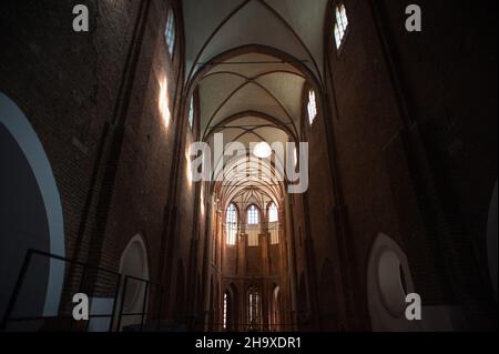 Die St. Peter Kirche ist eine lutherische Kirche in Riga, der Hauptstadt Lettlands, die dem Heiligen Petrus geweiht ist. Netzbogen des Hauptschiffes und Kreuzbogen des Seitenschiffs Stockfoto