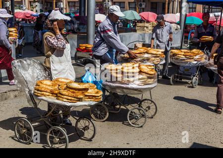 SAMARKAND, USBEKISTAN: 27. APRIL 2018: Lokale Brotverkäufer am Siyob Siab Bazaar in Samarkand, Usbekistan Stockfoto