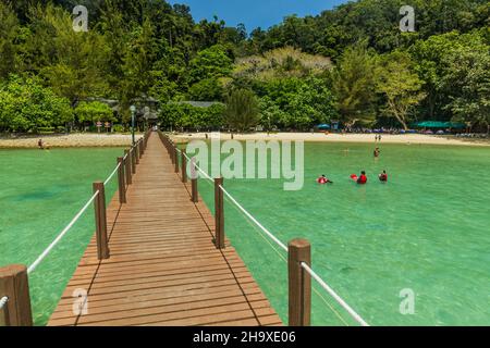 TUNKU ABDUL RAHMAN PARK, MALAYSIA - 24. FEBRUAR 2018: Hölzerner Pier auf der Gaya Insel im Tunku Abdul Rahman Nationalpark, Sabah, Malaysia Stockfoto