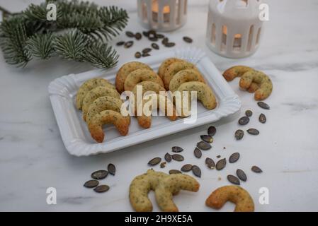 Hausgemachte deutsche Halbmond-weihnachtsplätzchen mit Kürbiskernen Stockfoto