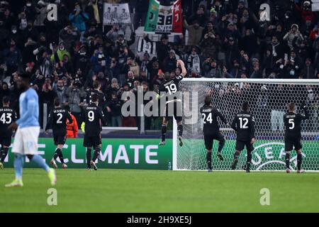 Turin, Italien. 08th Dez 2021. Die Spieler des FC Juventus feiern, nachdem sie das UEFA Champions League-Spiel der Gruppe H zwischen dem FC Juventus und Malmo FF am 8. Dezember 2021 in Turin, Italien, gewonnen haben. Quelle: Marco Canoniero/Alamy Live News Stockfoto