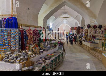 CHIWA, USBEKISTAN - 25. APRIL 2018: Innenansicht des Allakuli Khan Basars in Chiwa, Usbekistan Stockfoto