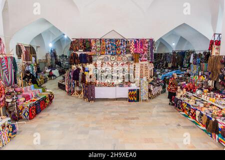 CHIWA, USBEKISTAN - 25. APRIL 2018: Innenansicht des Allakuli Khan Basars in Chiwa, Usbekistan Stockfoto