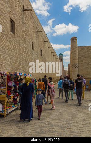 CHIWA, USBEKISTAN - 25. APRIL 2018: Touristen besuchen die Altstadt von Chiwa, Usbekistan Stockfoto