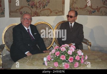 Warszawa 29.10.1987. Przewodnicz¹cy Rady Pañstwa PRL Wojciech Jaruzelski (P) przyj¹³ w Belwederze prezydenta Senatu Republiki W³oskiej Giovanniego Spadoliniego (L) przebywaj¹cego w Polsce na zaproszenie marsza³ka Sejmu PRL Romana Malinowskiego. uu PAP/Tadeusz ZagoŸdziñski Warszawa 29. Oktober 1987. Der Vorsitzende des Staatsrats der Polnischen Volksrepublik (PRL), Wojciech Jaruzelski (rechts), empfängt im Schloss Belvedere den Präsidenten der Italienischen Republik, den Senat Giovanni Spadolini (links), der Polen auf Einladung des parlamentspräsidenten Roman Malinowski (PRL Sejm) besucht. uu PAP/ Stockfoto