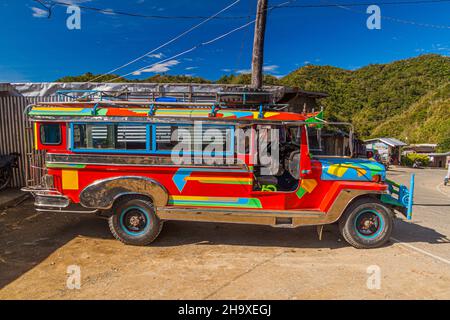 BANAUE, PHILIPPINEN - 21. JANUAR 2018: Jeepney, typisches Transportmittel auf den Philippinen Stockfoto