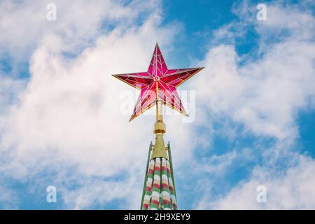 Kreml-Stern gegen blau bewölkten Himmel an sonnigen Tag Stockfoto