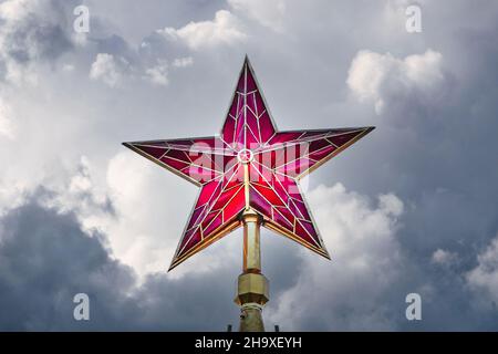 Der Moskauer Kreml hat einen roten ruinroten Stern am dunklen, stürmischen Himmel Stockfoto