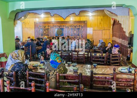 CHIWA, USBEKISTAN - 25. APRIL 2018: Einheimische im Restaurant Chaixana Rustamboli in Chiwa, Usbekistan Stockfoto