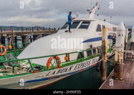 KOTA KINABALU, MALAYSIA - 26. FEBRUAR 2018: Labuan Express Tiga Schiff am Jesselton Point Terminal in Kota Kinabalu, Sabah, Malaysia Stockfoto