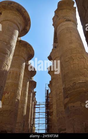 Prozess der Restaurierung von Säulen in der Großen Hypostyle-Halle bei den Tempeln von Karnak (alte Theben). Alte ägyptische Hieroglyphen und Symbole geschnitzt auf CO Stockfoto