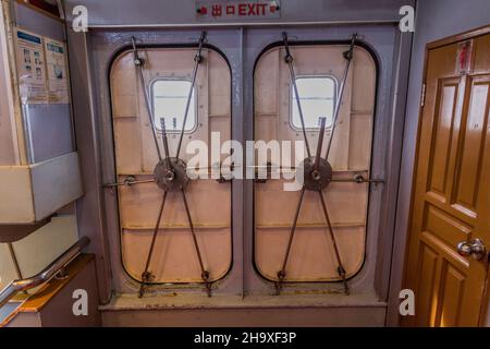 KOTA KINABALU, MALAYSIA - 26. FEBRUAR 2018: Tür im Labuan Express Tiga Schiff, das von Kota Kinabalu nach Labuan, Malaysia, fährt Stockfoto