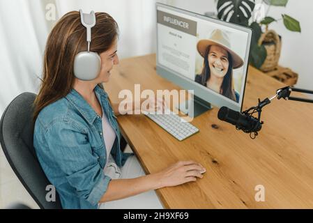 Radio-Host Aufnahme Podcast und mit Computer Stockfoto