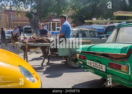 SAMARKAND, USBEKISTAN: 29. APRIL 2018: Eselskarre auf einer Straße in Samarkand, Usbekistan Stockfoto