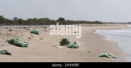 Plastikmüll, der Großteil davon weggeworfen oder verlorenes Fanggerät, liegt am Strand der Atlantikküste. . Kartong, Republik Gambia Stockfoto