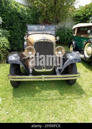 LOMAS DE ZAMORA - BUENOS AIRES, ARGENTINIEN - 05. Dez 2021: Vintage Brown Graham Paige 612 Tourer circa 1929 Cabriolet. Vorderansicht. CADEAA 2 Stockfoto